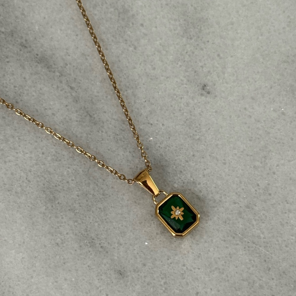 Gold Green Pendant Star Burst Necklace
Brand New - Picture 1 of 7